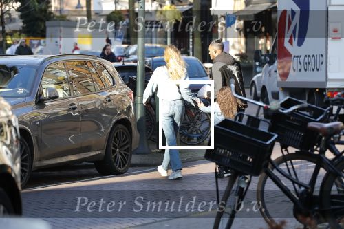 Amsterdam 7 februari 2020
Doutzen Kroes en haar man Sunnery James doen boodschappen met hun dochtertje op de cornelis schuytstraat