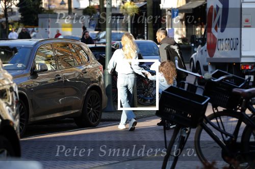 Amsterdam 7 februari 2020
Doutzen Kroes en haar man Sunnery James doen boodschappen met hun dochtertje op de cornelis schuytstraat