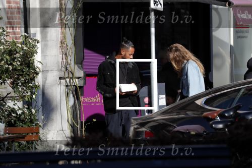 Amsterdam 7 februari 2020
Doutzen Kroes en haar man Sunnery James doen boodschappen met hun dochtertje op de cornelis schuytstraat