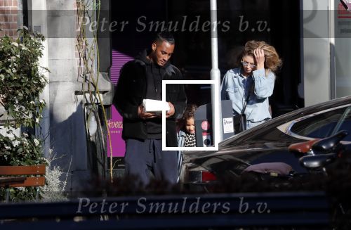 Amsterdam 7 februari 2020
Doutzen Kroes en haar man Sunnery James doen boodschappen met hun dochtertje op de cornelis schuytstraat