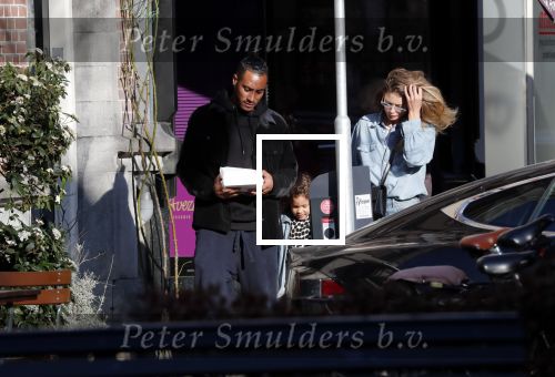 Amsterdam 7 februari 2020
Doutzen Kroes en haar man Sunnery James doen boodschappen met hun dochtertje op de cornelis schuytstraat