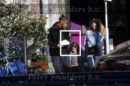 Amsterdam 7 februari 2020
Doutzen Kroes en haar man Sunnery James doen boodschappen met hun dochtertje op de cornelis schuytstraat