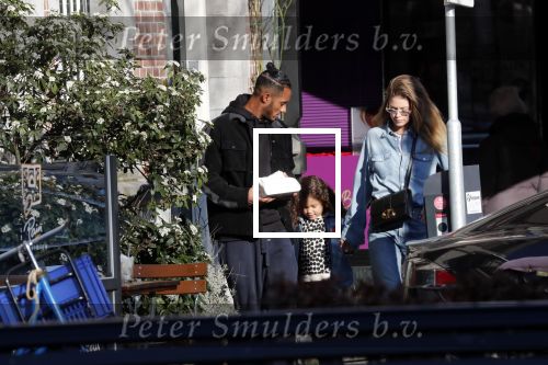 Amsterdam 7 februari 2020
Doutzen Kroes en haar man Sunnery James doen boodschappen met hun dochtertje op de cornelis schuytstraat