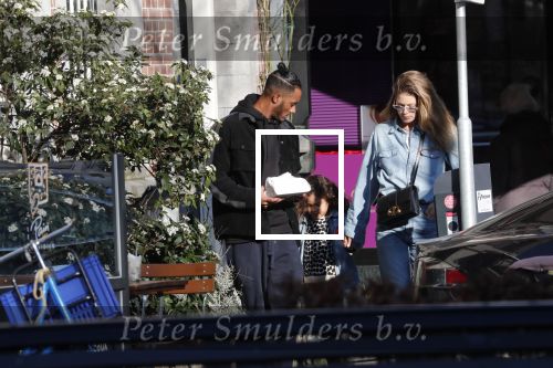 Amsterdam 7 februari 2020
Doutzen Kroes en haar man Sunnery James doen boodschappen met hun dochtertje op de cornelis schuytstraat