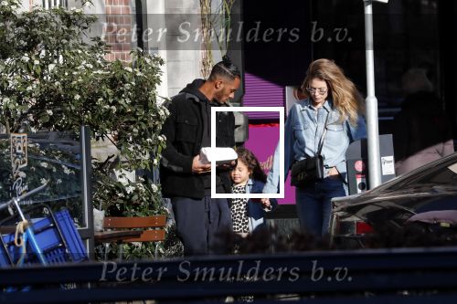 Amsterdam 7 februari 2020
Doutzen Kroes en haar man Sunnery James doen boodschappen met hun dochtertje op de cornelis schuytstraat