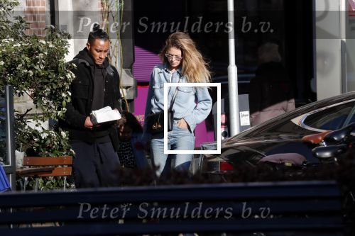 Amsterdam 7 februari 2020
Doutzen Kroes en haar man Sunnery James doen boodschappen met hun dochtertje op de cornelis schuytstraat