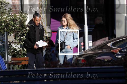 Amsterdam 7 februari 2020
Doutzen Kroes en haar man Sunnery James doen boodschappen met hun dochtertje op de cornelis schuytstraat