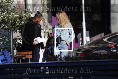 Amsterdam 7 februari 2020
Doutzen Kroes en haar man Sunnery James doen boodschappen met hun dochtertje op de cornelis schuytstraat