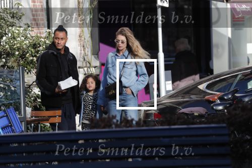 Amsterdam 7 februari 2020
Doutzen Kroes en haar man Sunnery James doen boodschappen met hun dochtertje op de cornelis schuytstraat