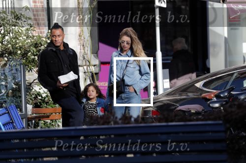 Amsterdam 7 februari 2020
Doutzen Kroes en haar man Sunnery James doen boodschappen met hun dochtertje op de cornelis schuytstraat