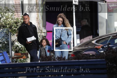 Amsterdam 7 februari 2020
Doutzen Kroes en haar man Sunnery James doen boodschappen met hun dochtertje op de cornelis schuytstraat