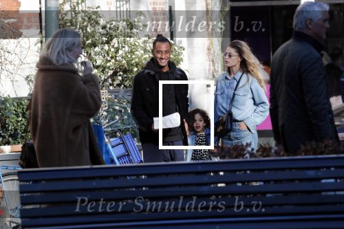 Amsterdam 7 februari 2020
Doutzen Kroes en haar man Sunnery James doen boodschappen met hun dochtertje op de cornelis schuytstraat