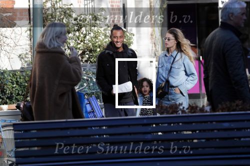 Amsterdam 7 februari 2020
Doutzen Kroes en haar man Sunnery James doen boodschappen met hun dochtertje op de cornelis schuytstraat