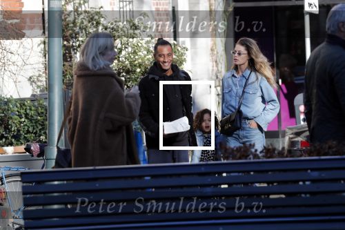 Amsterdam 7 februari 2020
Doutzen Kroes en haar man Sunnery James doen boodschappen met hun dochtertje op de cornelis schuytstraat