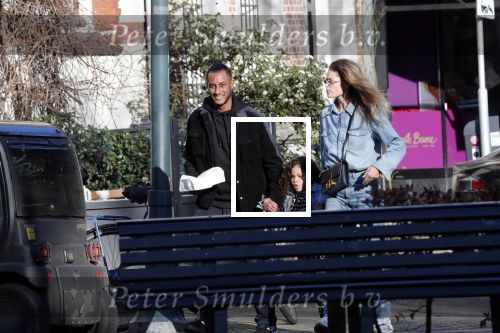 Amsterdam 7 februari 2020
Doutzen Kroes en haar man Sunnery James doen boodschappen met hun dochtertje op de cornelis schuytstraat