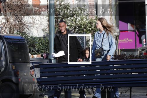 Amsterdam 7 februari 2020
Doutzen Kroes en haar man Sunnery James doen boodschappen met hun dochtertje op de cornelis schuytstraat