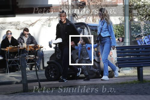 Amsterdam 7 februari 2020
Doutzen Kroes en haar man Sunnery James doen boodschappen met hun dochtertje op de cornelis schuytstraat