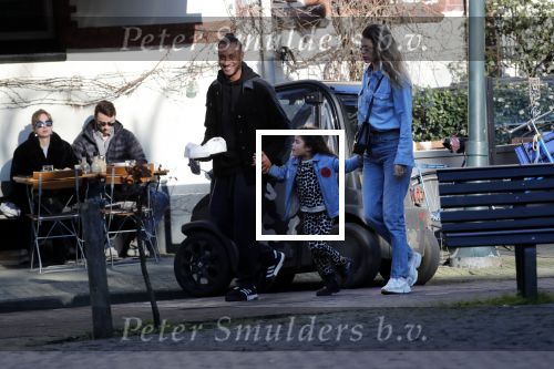 Amsterdam 7 februari 2020
Doutzen Kroes en haar man Sunnery James doen boodschappen met hun dochtertje op de cornelis schuytstraat