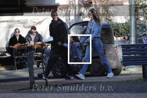 Amsterdam 7 februari 2020
Doutzen Kroes en haar man Sunnery James doen boodschappen met hun dochtertje op de cornelis schuytstraat