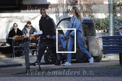 Amsterdam 7 februari 2020
Doutzen Kroes en haar man Sunnery James doen boodschappen met hun dochtertje op de cornelis schuytstraat