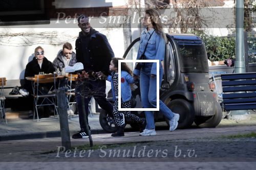 Amsterdam 7 februari 2020
Doutzen Kroes en haar man Sunnery James doen boodschappen met hun dochtertje op de cornelis schuytstraat