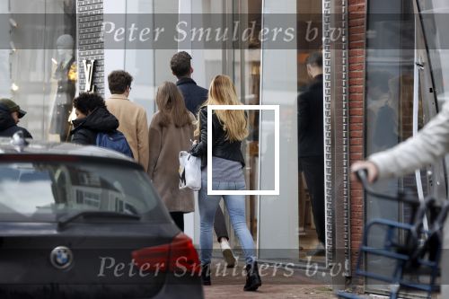 Amsterdam 12 maart 2020
Esrtelle Cruijff loopt vanaf de pc hoofstraat naar haar huis