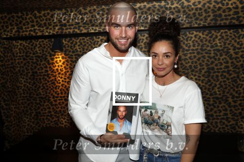 Amsterdam 10 februari 2020
Boek presentatie Donny Roelvink bij Mama Kelly.
Zijn ouders Dries Lucienne Kenter en broer Dave waren natuurlijk aanwezig.