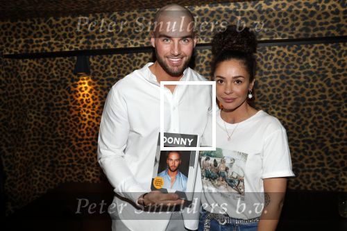 Amsterdam 10 februari 2020
Boek presentatie Donny Roelvink bij Mama Kelly.
Zijn ouders Dries Lucienne Kenter en broer Dave waren natuurlijk aanwezig. Faya Lourens kwam met vriend Daan