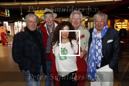 Schiphol 4 februari 2020
Katja Schuurman Peter Faber Willibrord Frequin Gerard Cox en Barrie Stevens vertrekkenb vanaf schiphol naar Suriname voor de opnames van het RTL4 programma Beter laat dan ooit.