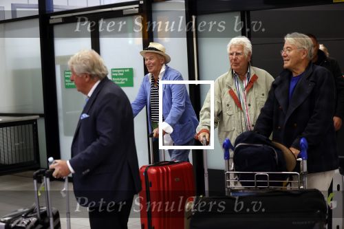 Schiphol 28 februari 2020
Aankomst Willibrord Frequin Barry Stevens Gerard Cox en Peter Faber op schiphol na de opnames van hun programma beter laat dan nooit.