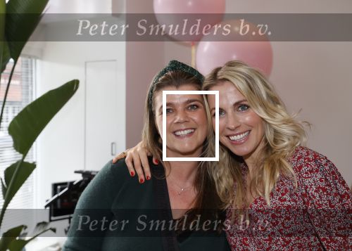 Bussum 3 maart 2020
Opening nieuwe pand en boekpresentatie van Vivian Reijs. Wendy v Dijk ontvangt het eerste boek . Vivian met nicht Ghislaine v d Meijden