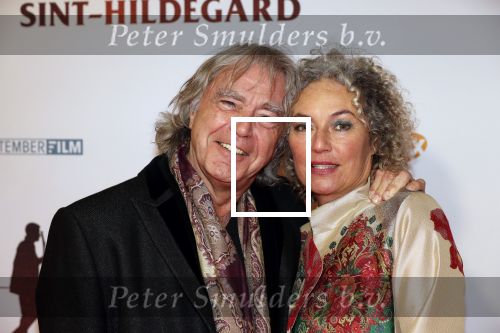 Amsterdam 10 februari 2020
Premiere van de beentjes van Sint Hildegard in Tuschinski met in de hoofdrollen Herman Finkers Johanna ter Steege Leonie ter Braak Ferdi Stofmeel en Daphne Bunskoek . Govert de Roos met zijn nieuwe vriendin