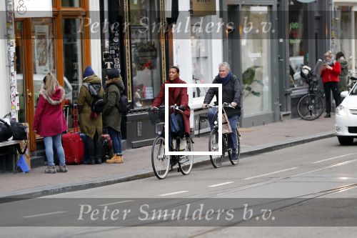 Amsterdam 25 januari 2020
Guus Hiddink met zijn vriendin op de fiets in Amsterdam.