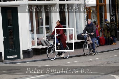 Amsterdam 25 januari 2020
Guus Hiddink met zijn vriendin op de fiets in Amsterdam.