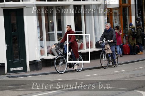 Amsterdam 25 januari 2020
Guus Hiddink met zijn vriendin op de fiets in Amsterdam.