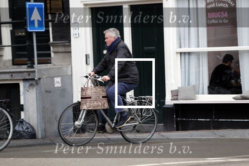 Amsterdam 25 januari 2020
Guus Hiddink met zijn vriendin op de fiets in Amsterdam.