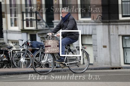Amsterdam 25 januari 2020
Guus Hiddink met zijn vriendin op de fiets in Amsterdam.