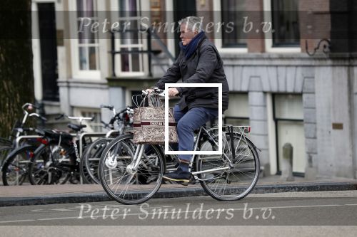 Amsterdam 25 januari 2020
Guus Hiddink met zijn vriendin op de fiets in Amsterdam.