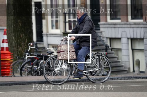 Amsterdam 25 januari 2020
Guus Hiddink met zijn vriendin op de fiets in Amsterdam.