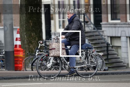 Amsterdam 25 januari 2020
Guus Hiddink met zijn vriendin op de fiets in Amsterdam.