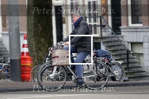 Amsterdam 25 januari 2020
Guus Hiddink met zijn vriendin op de fiets in Amsterdam.