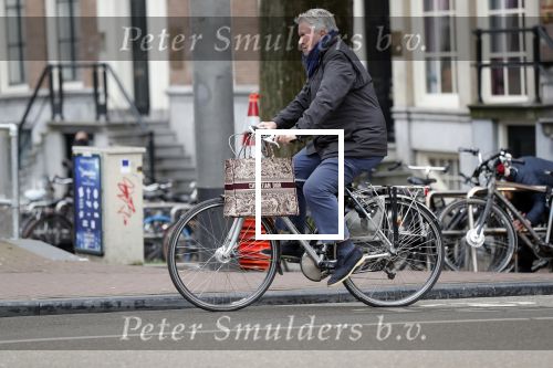 Amsterdam 25 januari 2020
Guus Hiddink met zijn vriendin op de fiets in Amsterdam.