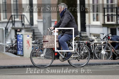 Amsterdam 25 januari 2020
Guus Hiddink met zijn vriendin op de fiets in Amsterdam.