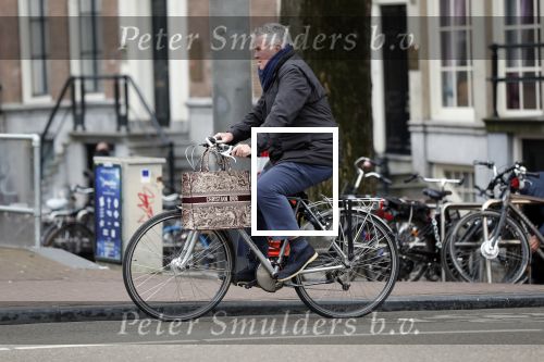 Amsterdam 25 januari 2020
Guus Hiddink met zijn vriendin op de fiets in Amsterdam.