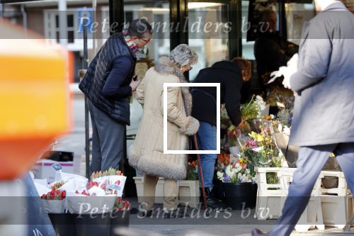 Amsterdam 7 februari 2020
Hansje Boonstra doet samen met haar zoon booddschappen in een biro karretje
