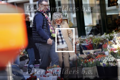 Amsterdam 7 februari 2020
Hansje Boonstra doet samen met haar zoon booddschappen in een biro karretje