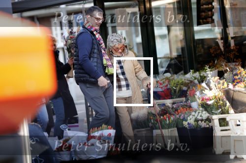 Amsterdam 7 februari 2020
Hansje Boonstra doet samen met haar zoon booddschappen in een biro karretje