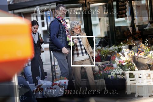 Amsterdam 7 februari 2020
Hansje Boonstra doet samen met haar zoon booddschappen in een biro karretje