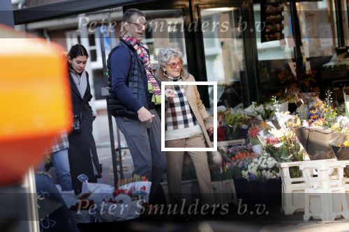 Amsterdam 7 februari 2020
Hansje Boonstra doet samen met haar zoon booddschappen in een biro karretje