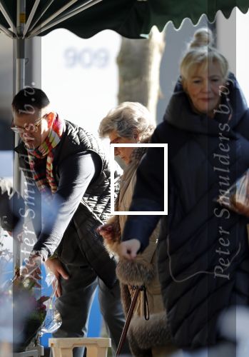 Amsterdam 7 februari 2020
Hansje Boonstra doet samen met haar zoon booddschappen in een biro karretje